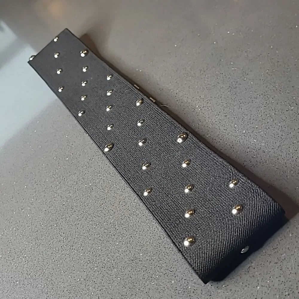 M/L Streatch belt with silver studs and clasp closure
